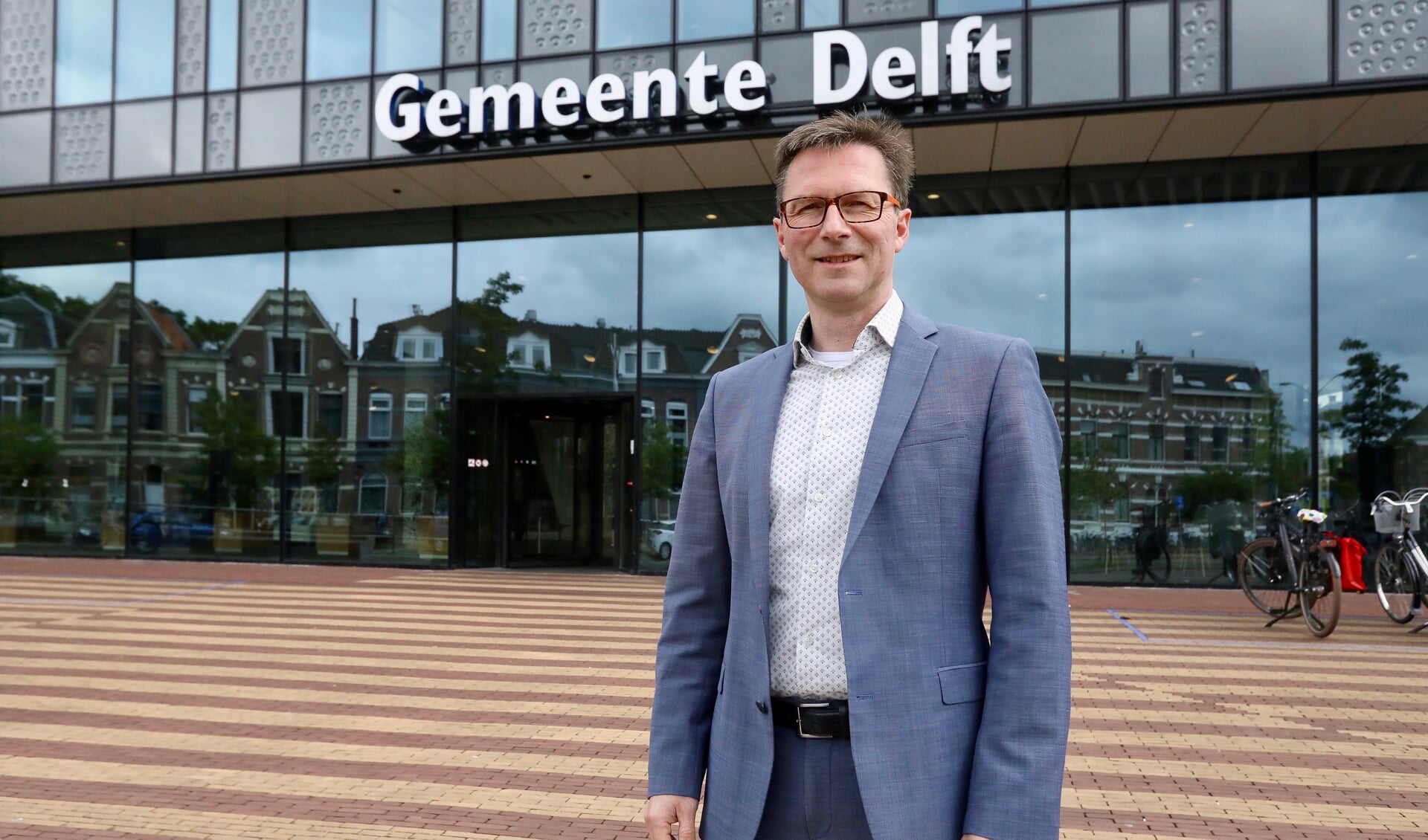 Wethouder Stephan Brandligt voor het stadskantoor. (Foto: Koos Bommelé)