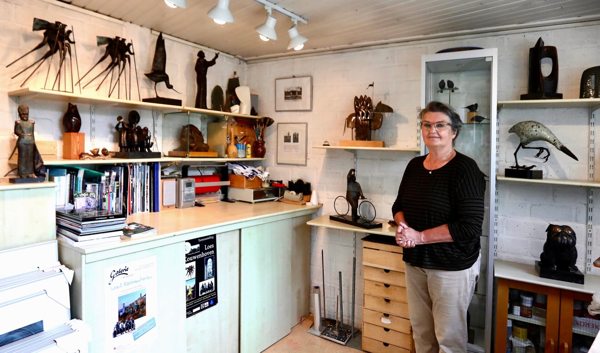 Loes Kouwenhoven in haar atelier aan de Thorbeckestraat in Delft. (Foto: Koos Bommelé)