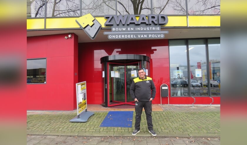 <p>Medewerker Budd bij de voorgevel van Zwaard BV.</p>