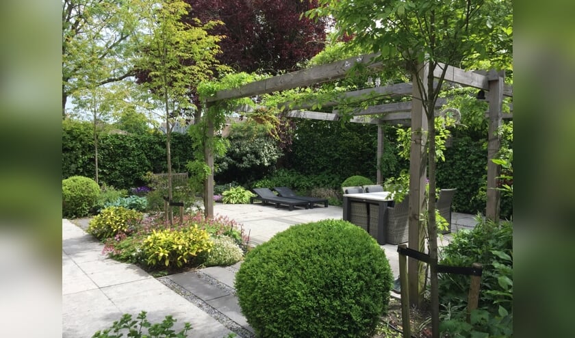<p>Een tuin die ontworpen en aangelegd is door Diemel Groenvoorzieningen</p>