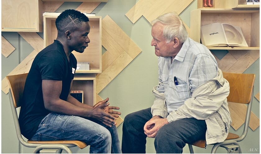 <p>Bij Human Library leen je geen papieren boeken, maar mensen met een verhaal </p>