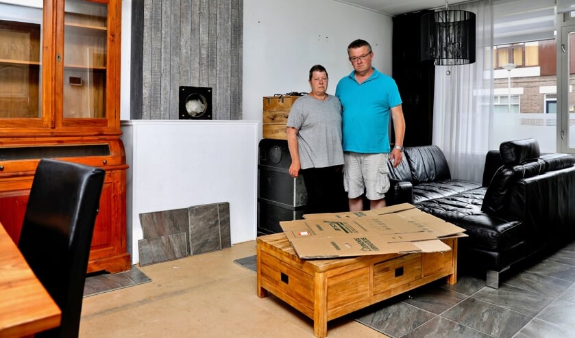 <p>Astrid en Willem in hun woning in de Wippolder (Foto: Koos Bommelé)</p>