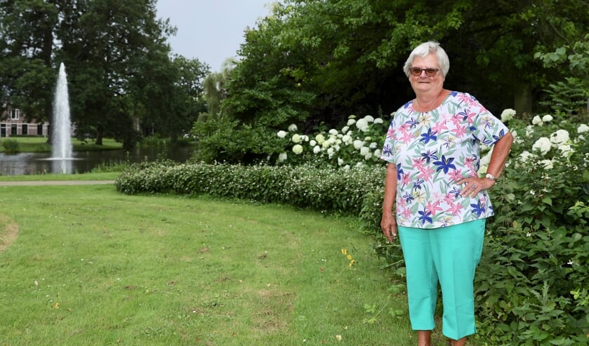 <p>Marianne in het Agnetapark, waar zij al bijna 30 jaar met veel plezier woont (Foto: Koos Bommelé)</p>