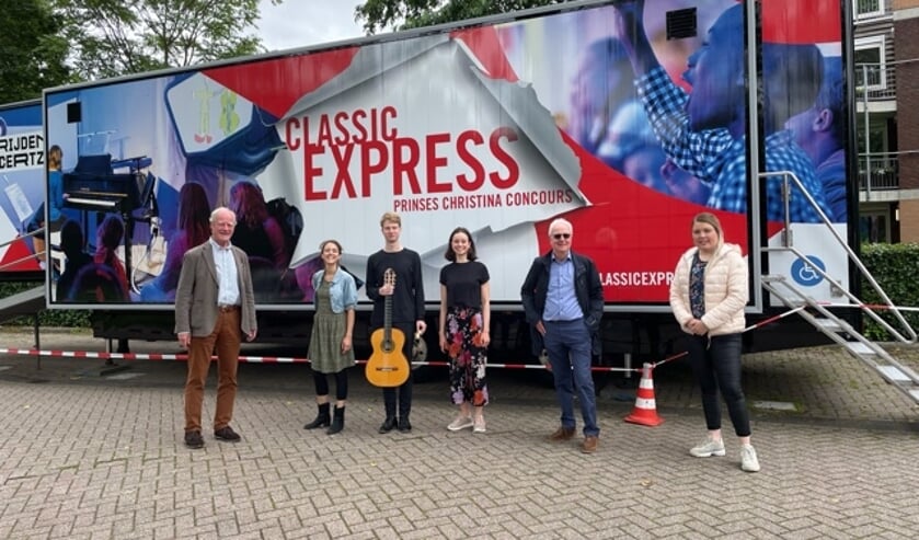 <p>v.l.n.r. Luuk Ruys(Kiwanis), Elsbet Remijn, presentatie en piano, Michael van Dijk, gitaar, Martine Velthuis, viool, Jos Hoozemans(Kiwanis), Kelly van Gasteren (BS Het Mozaïek)</p>