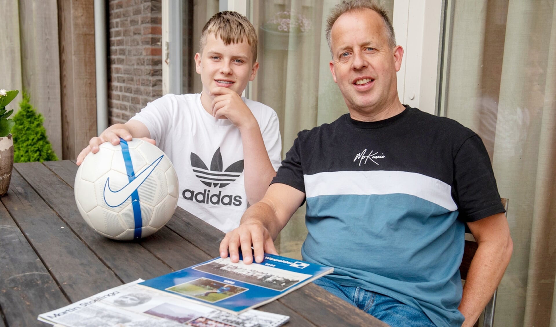 Walter van Geenen, op de foto met zoon Alexander, over Martin Stoelinga: 'Hij is de meest succesvolle trainer van Wippolder.' (foto: Roel van Dorsten)