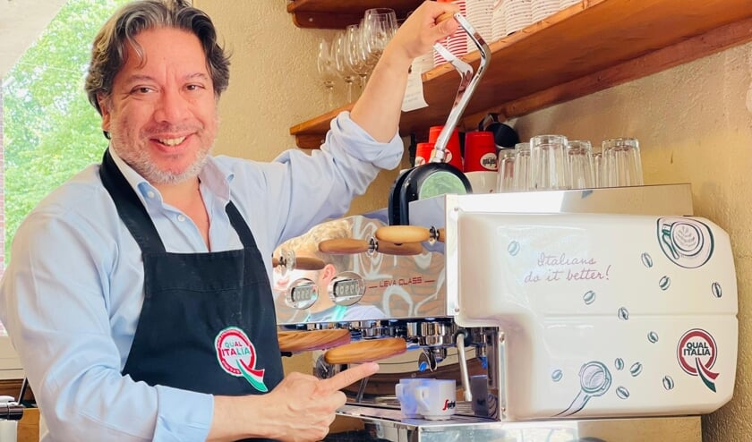 Fabio is trots op zijn nieuwe koffiemachine. Komt u proeven?