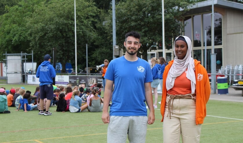 <p>Stijn (l) en Zamzam zijn vrijwilliger bij de Stichting Delftse Vakantieactiviteiten. (Foto: EvE) </p>