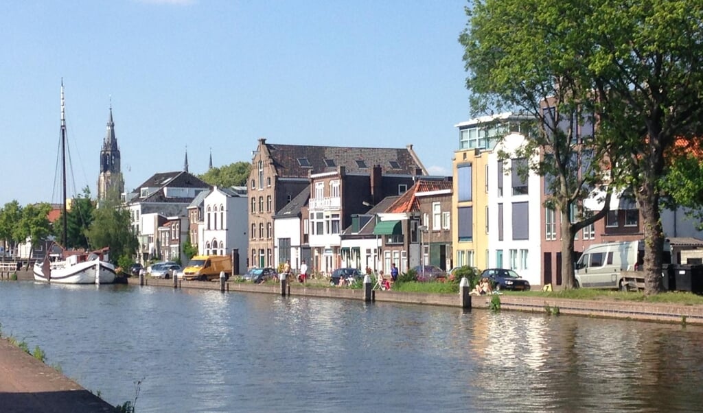 Op diverse plekken langs de Delftse Schie wordt op warme dagen verkoeling gezocht, zo ook bij het stuk tussen de Zuidkolk en de Abtswoudsebrug 