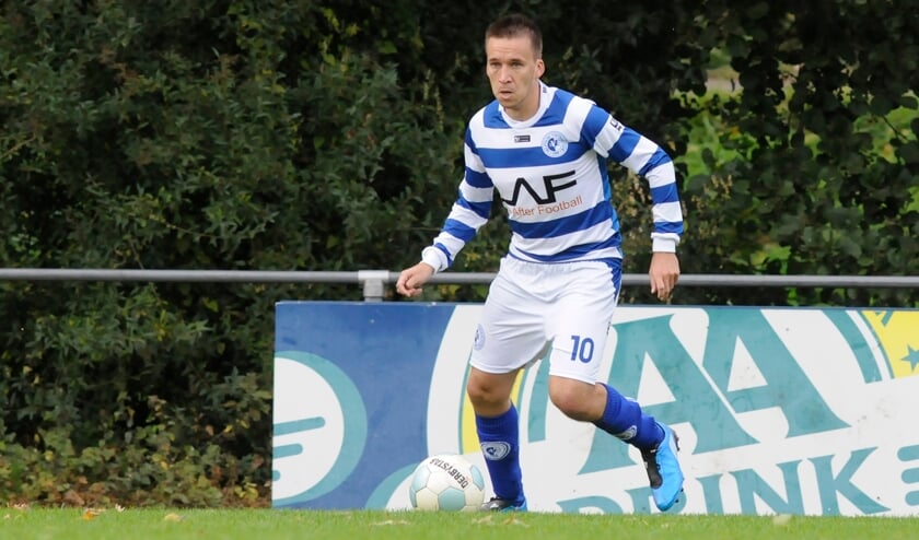 <p>Dennis Glasbergen was jarenlang de goaltjesdief van DVC en is nu trainer bij de blauw-witten. "Ik heb met veel jongens samengespeeld en zij weten dat ik meer werklust en discipline van ze verwacht." (foto: Roel van Dorsten) </p>