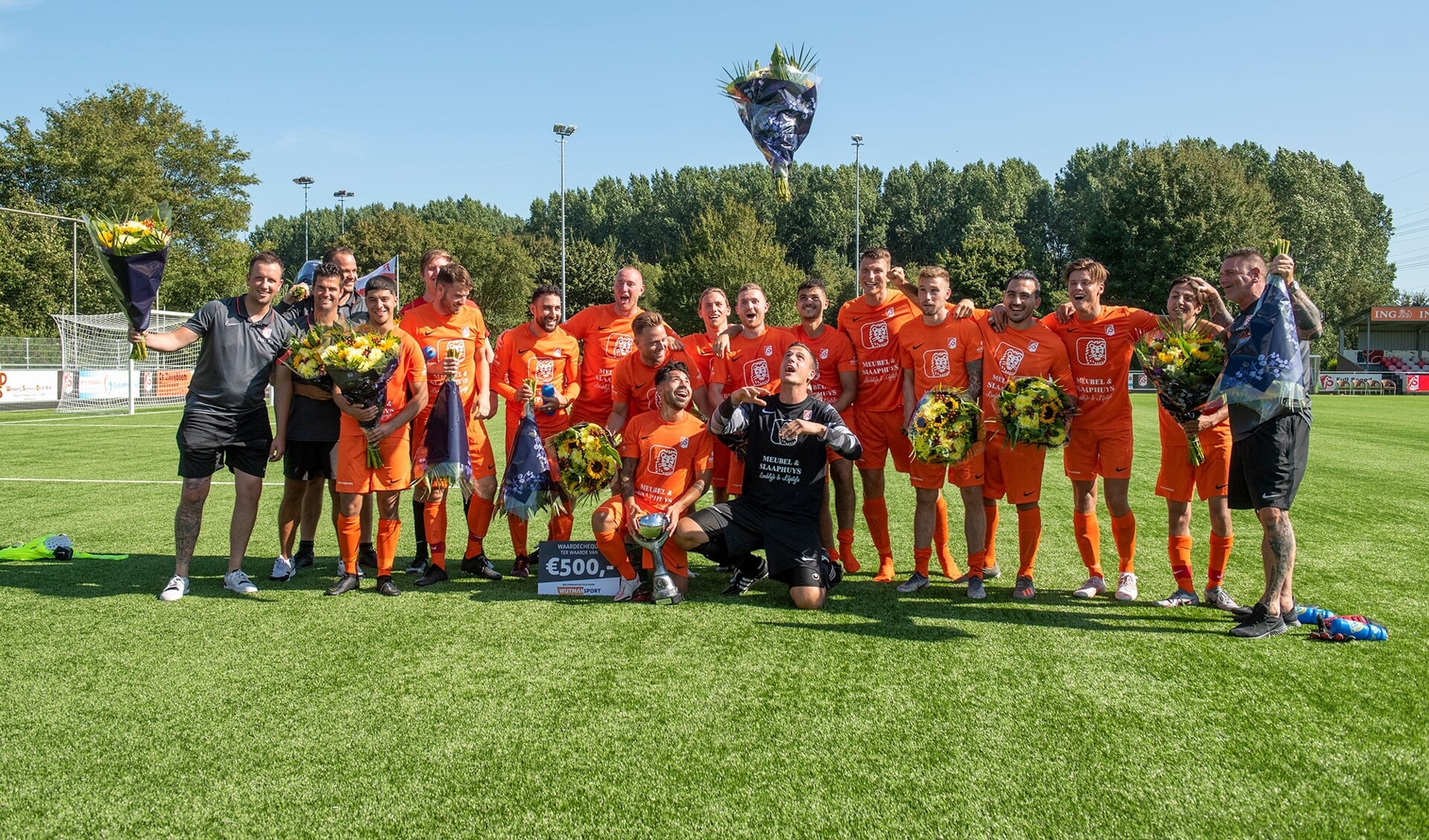 Grote vreugde bij de spelers van Full Speed na de winst in de Stad Delft Bokaal. Keeper Reinder Pul wist na het stoppen van een penalty ook de bos bloemen veilig thuis te brengen. (foto: Roel van Dorsten) 