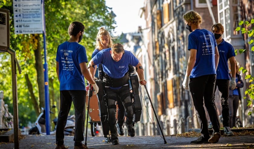 <p>Tijdens de presentatie liep Koen van Zeeland, de bestuurder van het exoskelet, met de MARCH VI </p>