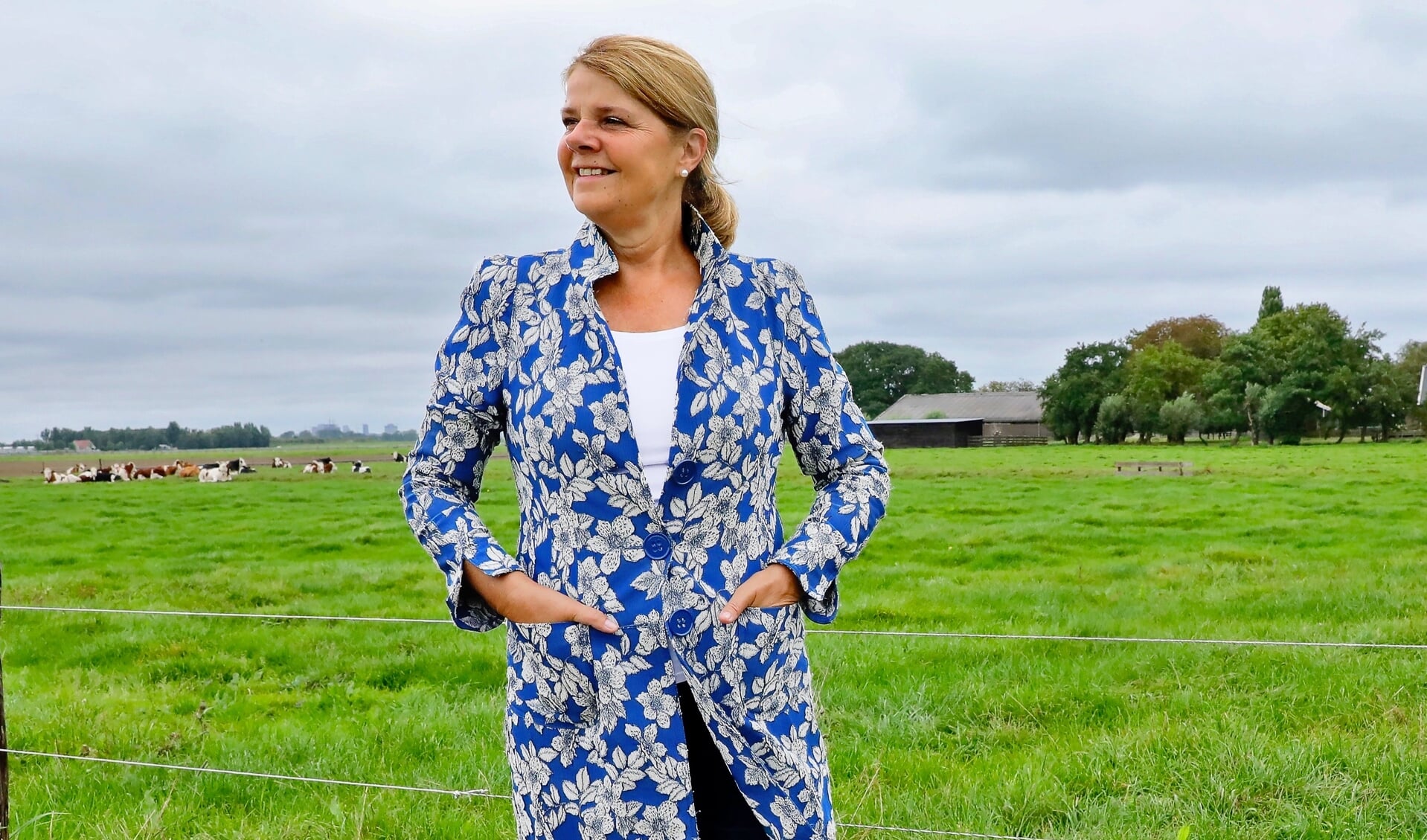 Burgemeester Marja van Bijsterveldt. tevens voorzitter van de Landschapstafel Midden-Delfland, geniet van al het moois dat het gebied te bieden heeft (Foto: Koos Bommelé)