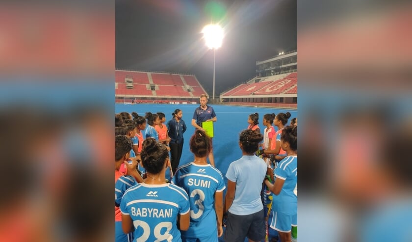 <p>Woelders met de hockeytalenten in India</p>