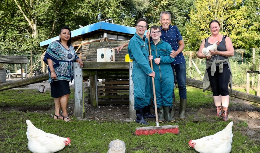 <p>De Doorkijker van vorige maand, Joyce Satinie Biekram, overhandigt de Doorkijker aan Gé Kleijweg bij het Buurtkippenhok (Foto: Koos Bommelé)</p><p> </p>
