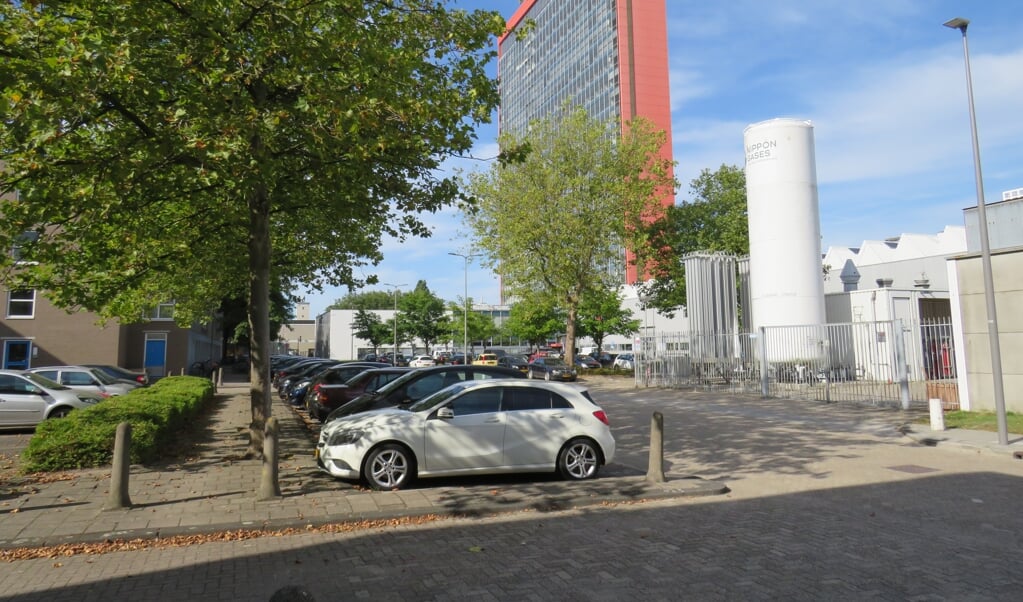 De TU Delft wil ruim 2500 parkeerplaatsen op eigen terrein aan de openbaarheid onttrekken (Foto: Sara Tholenaars)