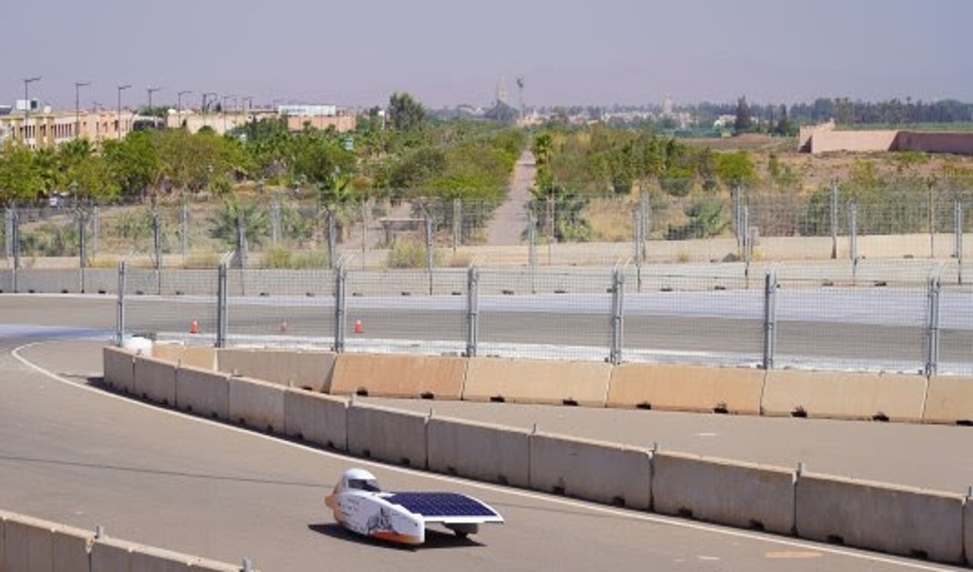 Nuna11 met op de achtergrond het centrum van Marrakesh. Foto: Vattenfall Solar Team
