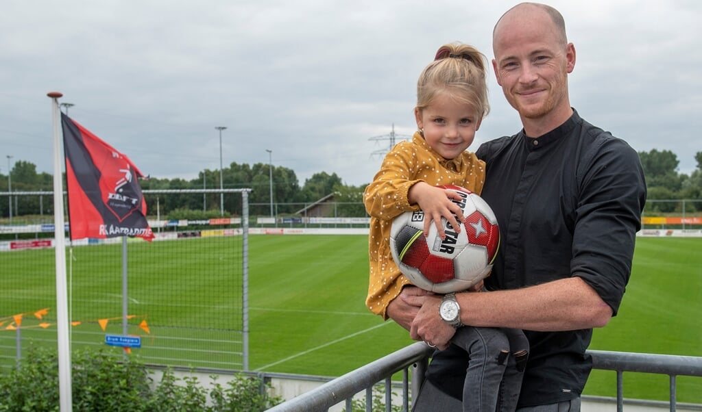 Micha van Dasler samen met dochter Yael: 'Ik kan wel honderd redenen bedenken waarom Vitesse Delft uniek is.' (foto: Roel van Dorsten)