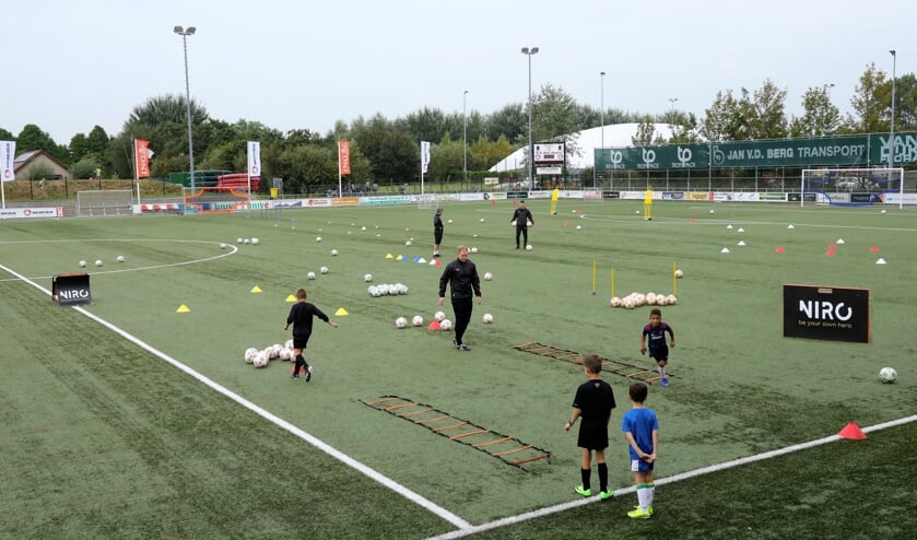 <p>De trainingen van NIRO vinden plaats op het veld van SV Den Hoorn (Foto: Koos Bommelé)</p>