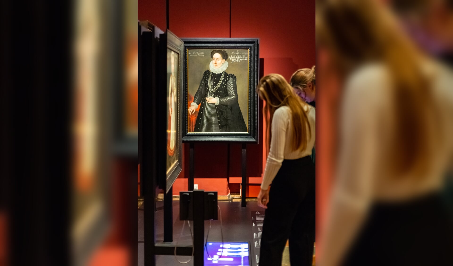 Bezoekers in tentoonstelling Willem van Oranje, Museum Prinsenhof Delft, 2021, (Foto: Anne Reitsma)