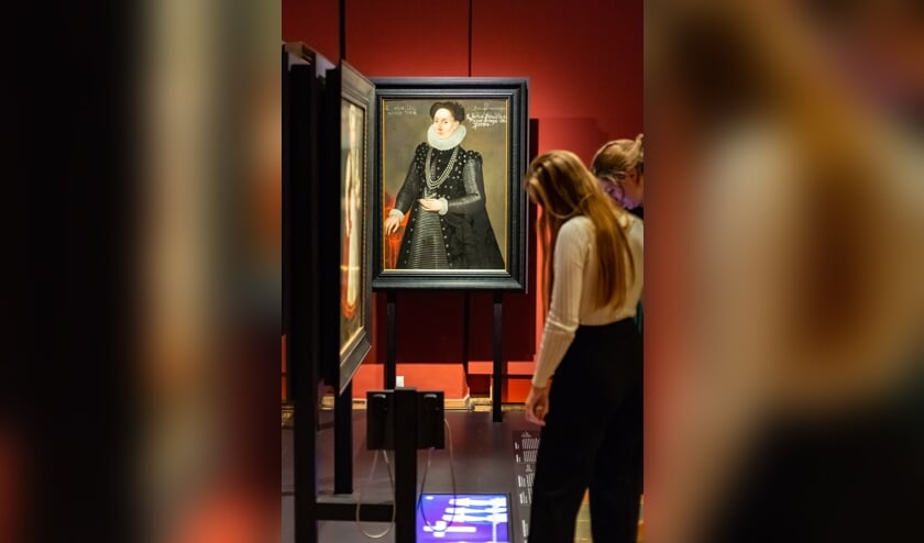 <p>Bezoekers in tentoonstelling Willem van Oranje, Museum Prinsenhof Delft, 2021, (Foto: Anne Reitsma)</p>