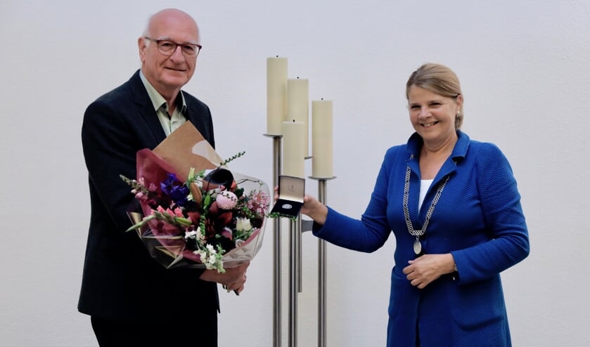<p>Paul de Bree krijgt gemeentelijke onderscheiding uit handen van de burgemeester (Foto: Koos Bommelé)</p>