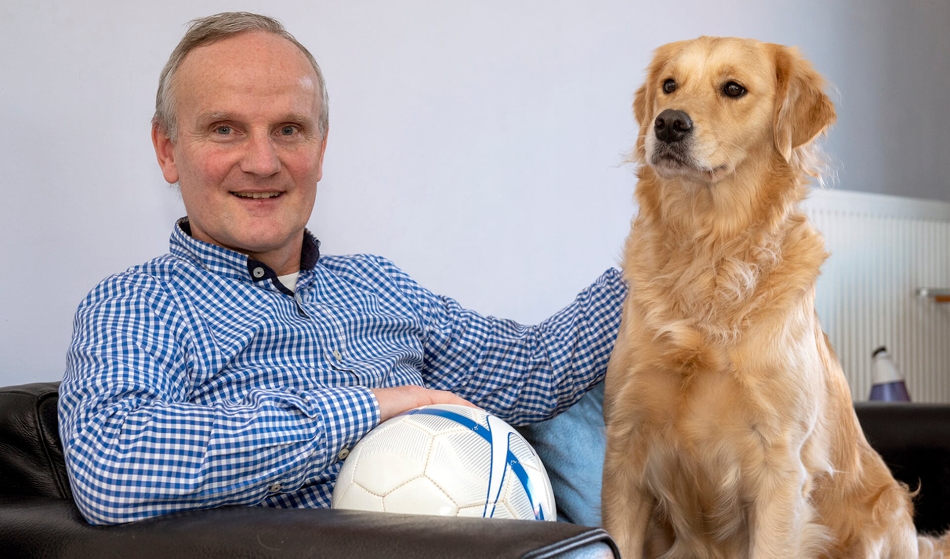 Harry Garnaat, met hond Moppie, trainde tot zijn vijftigste mee bij Vitesse, maar is nu vooral op de golfbaan te vinden. (foto: Roel van Dorsten)