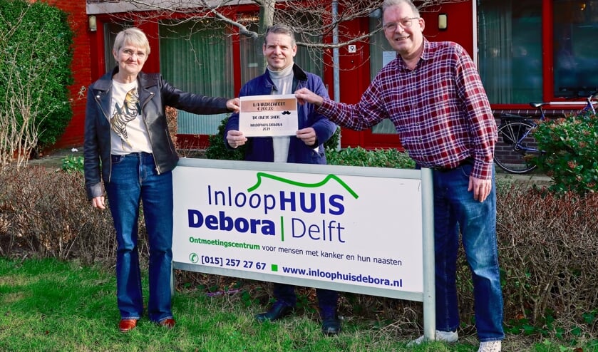 <p>Erwin Stoelinga (midden) overhandigt de cheque aan Diana en Huub van Inloophuis Debora (Foto: Koos Bommelé)</p>