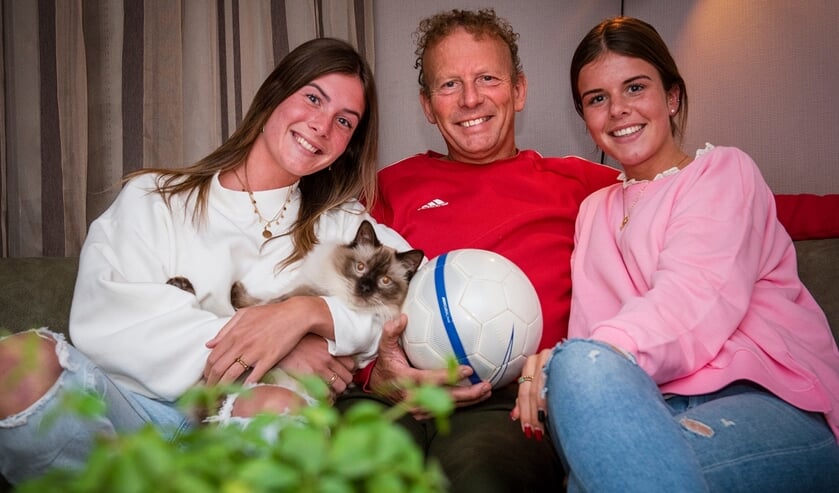 <p>Leo van Leeuwen, thuis op de bank geflankeerd door dochters Demi en Esmee. (foto: Roel van Dorsten)</p>