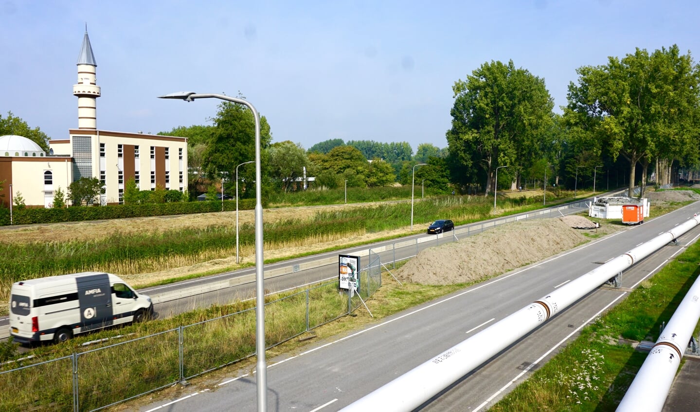 De buizen van ‘Warmtelinq’ langs de Provinciale Weg tussen Voorhof en Buitenhof, hoofdleiding straks van heet water uit het Rotterdamse havengebied. (Foto: Henk de Kat)