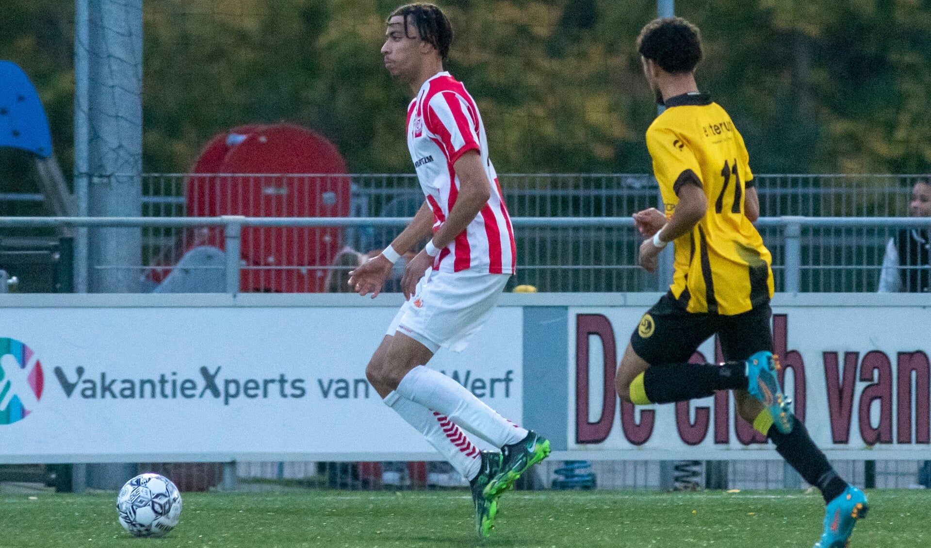 Matthew Nwosu speelde deze competitie alle wedstrijden als rechtsback van Den Hoorn. "Ik ben hier meteen heel goed opgevangen en het is een prachtige club om je eerste stappen in het seniorenvoetbal te zetten." (foto: Roel van Dorsten) 