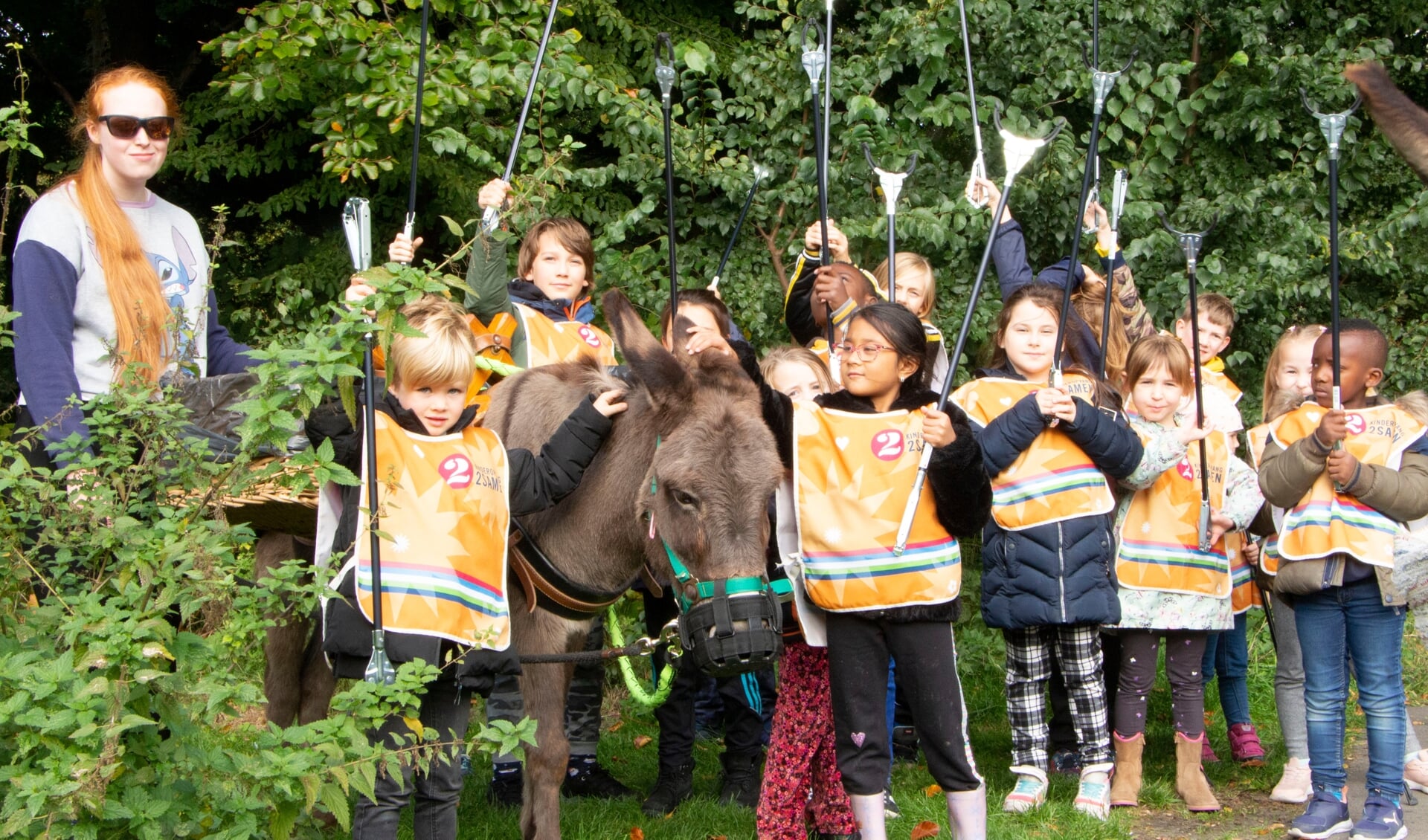 30 kinderen van 2Samen met afvalgrijpers en twee ezels van BuurtBoerderij De Nijkamphoeve ruimden zwerfafval. (Foto: PR) 