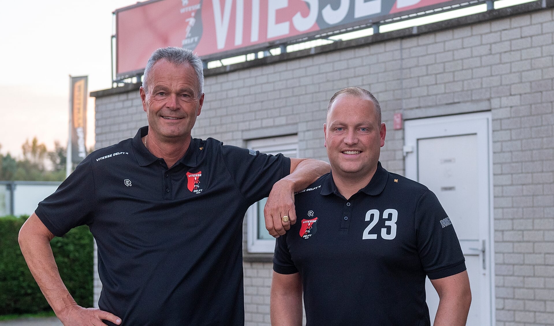 Bryan en Ruud Galjé in de nieuwe Vitesse Delft-polo's. 