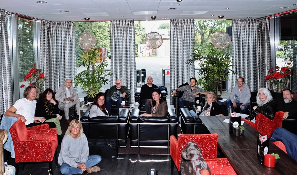 De band RockBoulevard Project met management in Hotel Hampshire Delft Centre. (Foto: Koos Bommelé)