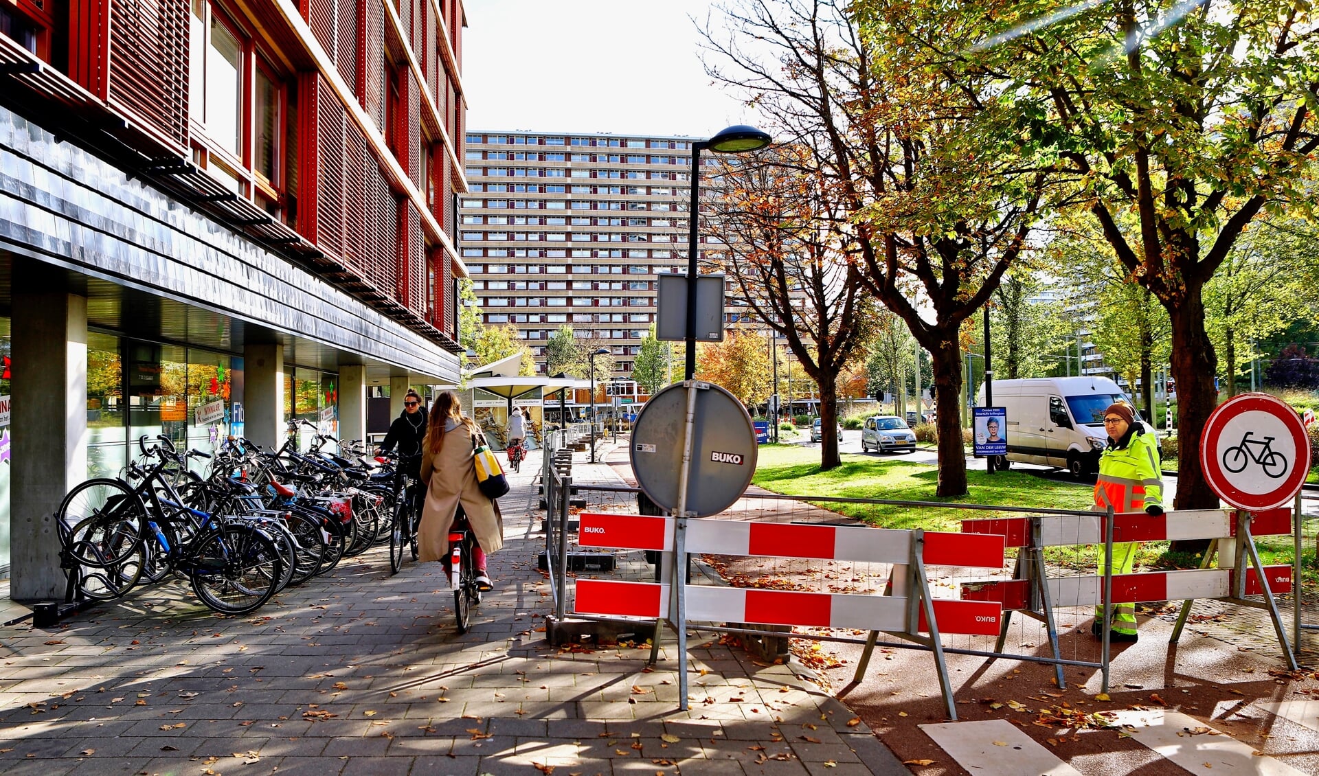 De fietspaden rondom het Delflandplein zijn afgezet door de huidige werkzaamheden, waardoor fietsers zich op de voetpaden begeven (Foto: Koos Bommelé)