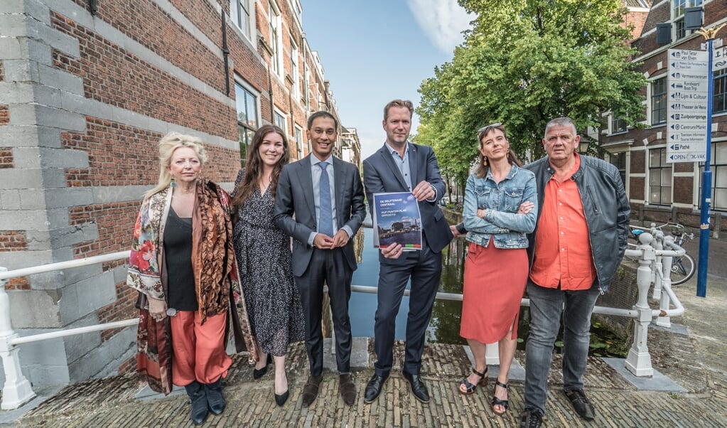 Gaal (Onafhankelijk Delft), Gremmen (Volt), Visser (CDA), Van Rijn (VVD), Van Rossum (SP) en Stoop (Hart voor Delft) (Foto: Fred Leeflang) 