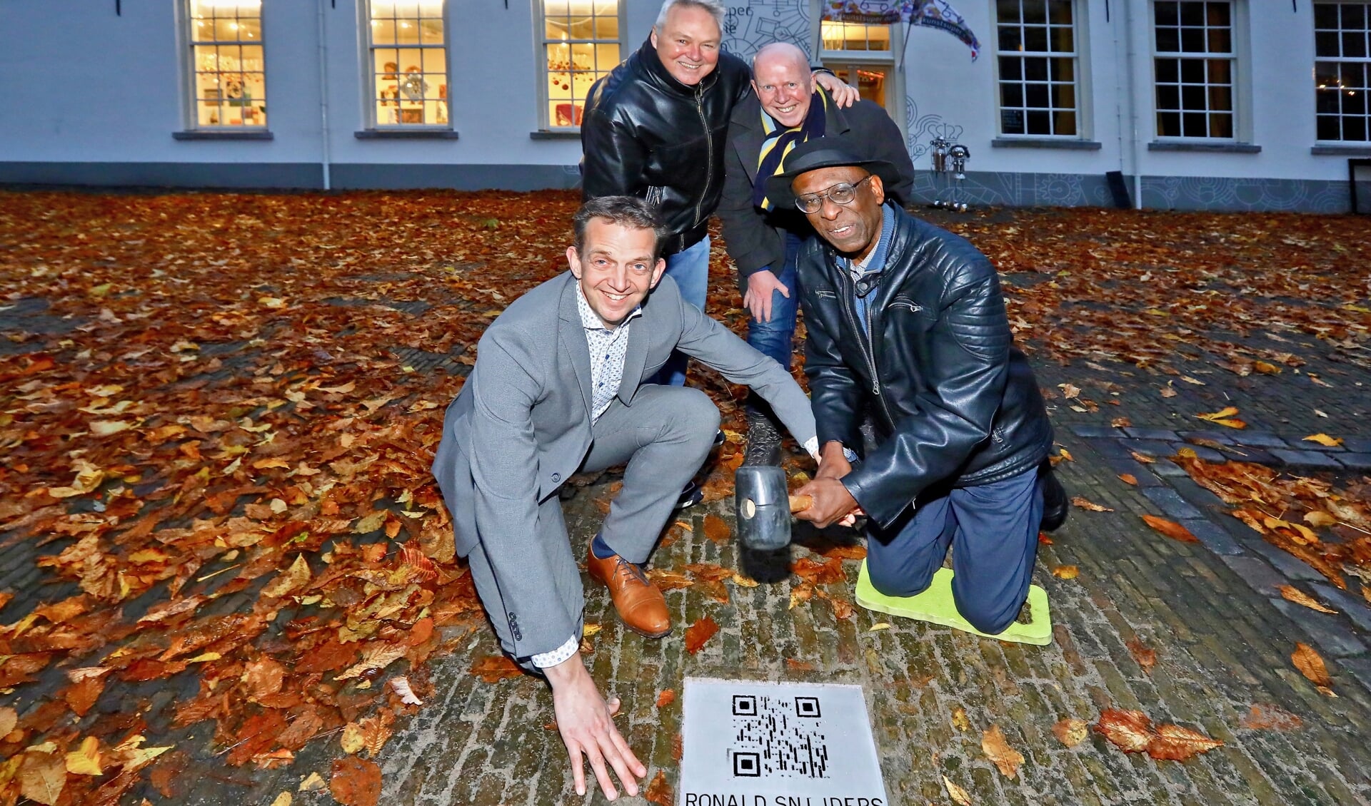 Wethouder Van Vliet legde donderdag op het Agathaplein samen met jazzfluitist Ronald Snijders diens tegel in de nieuwe Walk of Fame. Op de achtergrond de bedenkers, Pieter Harcksen en Geert de Vries. (Foto: Koos Bommele)