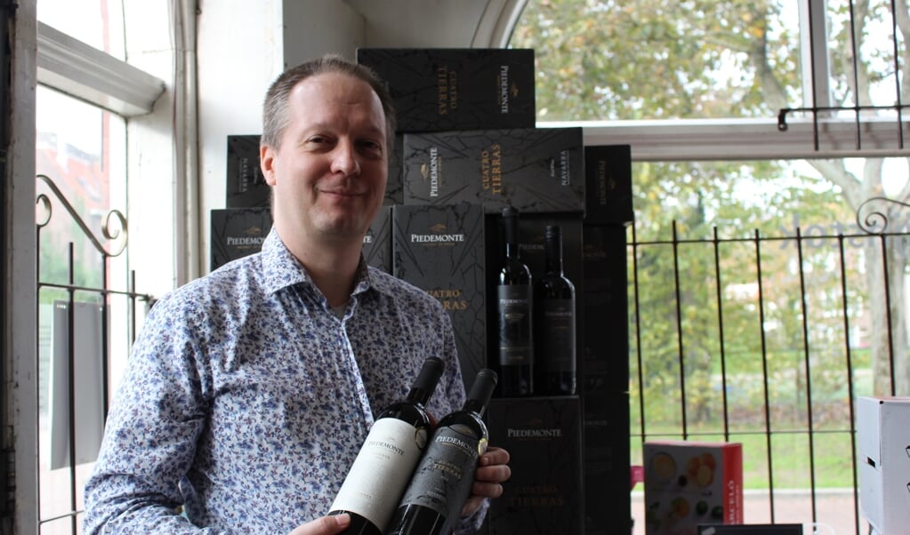 Bart Kooiman vertelt graag over zijn wijnen. (Foto: EvE) 