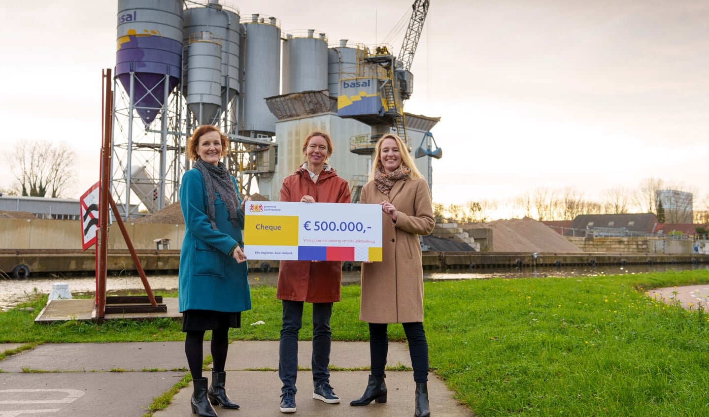Gedeputeerde Anne Koning reikt cheque uit voor groene inpassing Gelatinebrug (Foto: Martijn Beekman)
