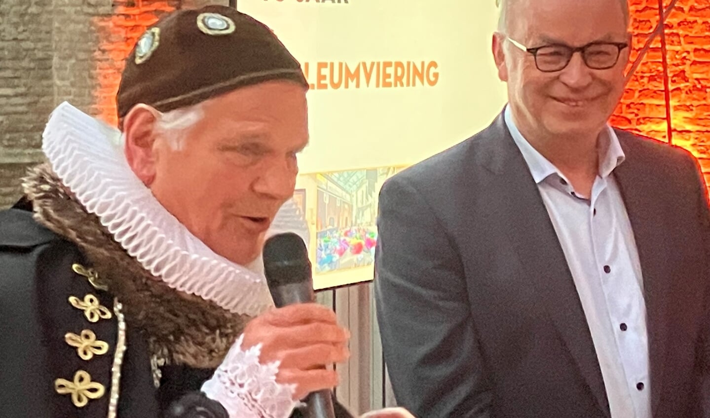 Jan Knol (rechts) krijgt zijn prijs uitgereikt door Willem van Oranje