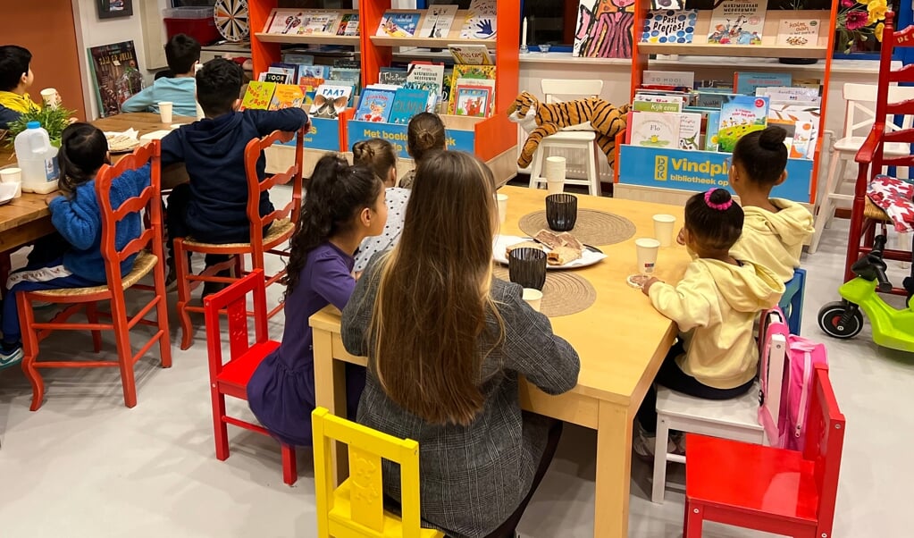 De kinderen van De Horizon eten met elkaar een boterham voorafgaand aan de schooldag