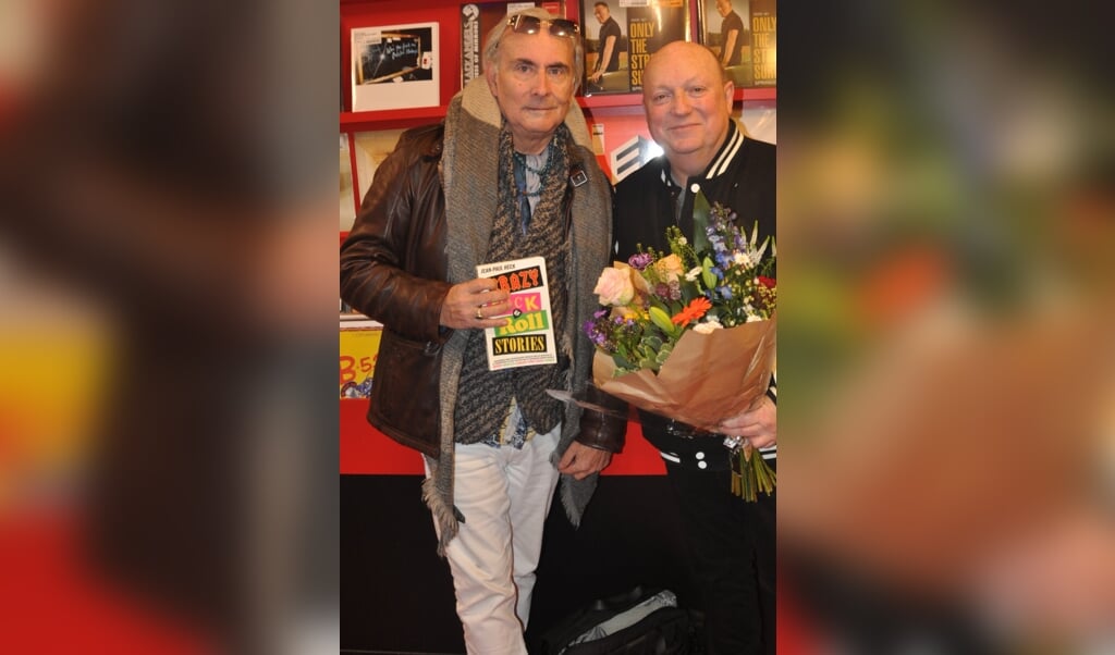  Delftse muziekjournalist Martin Reitsma  (l) samen met schrijver van dit boek, popjournalist Jean Paul Heck die een fraaie bos bloemen ontving.  