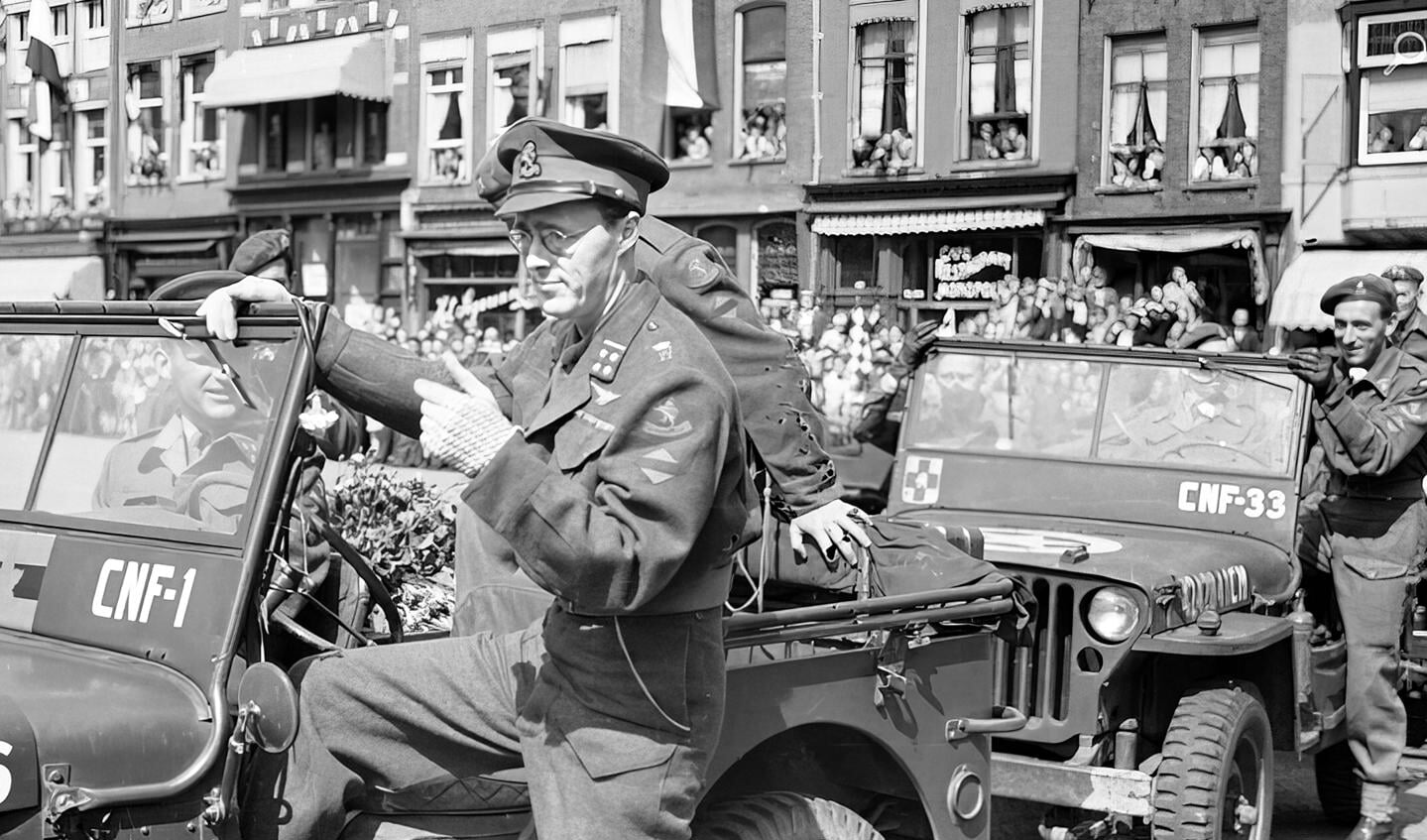 Prins Bernhard samen met Canadese 'bevrijders' op de Markt.