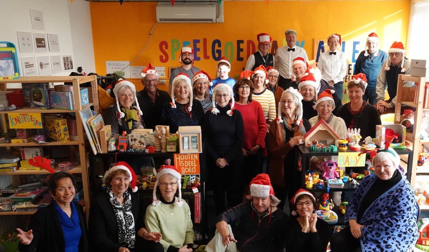 Dertig van de zestig vrijwilligers van de Speelgoedbank. Zij hebben de afgelopen week flink wat kerstcadeaus langsgebracht bij kindertehuizen en Delftse families.