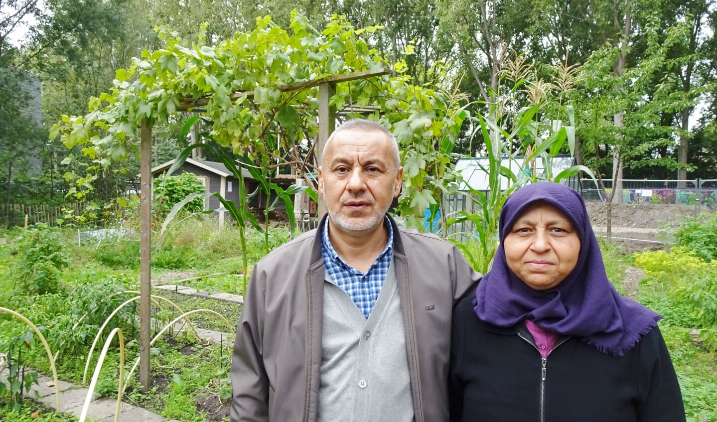 Salih Polat met zijn zus in buurttuin Popta Garden (Foto: Lex Veldhoen)