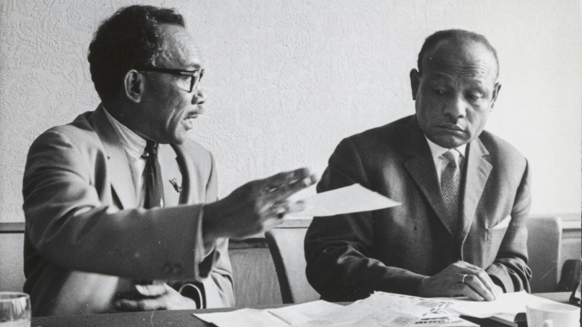 Markus Kaisiëpo en Nicolaas Jouwe tijdens een persconferentie in 1963. (Foto: Nationaal Archief/Fotocollectie Elsevier/ANP)
