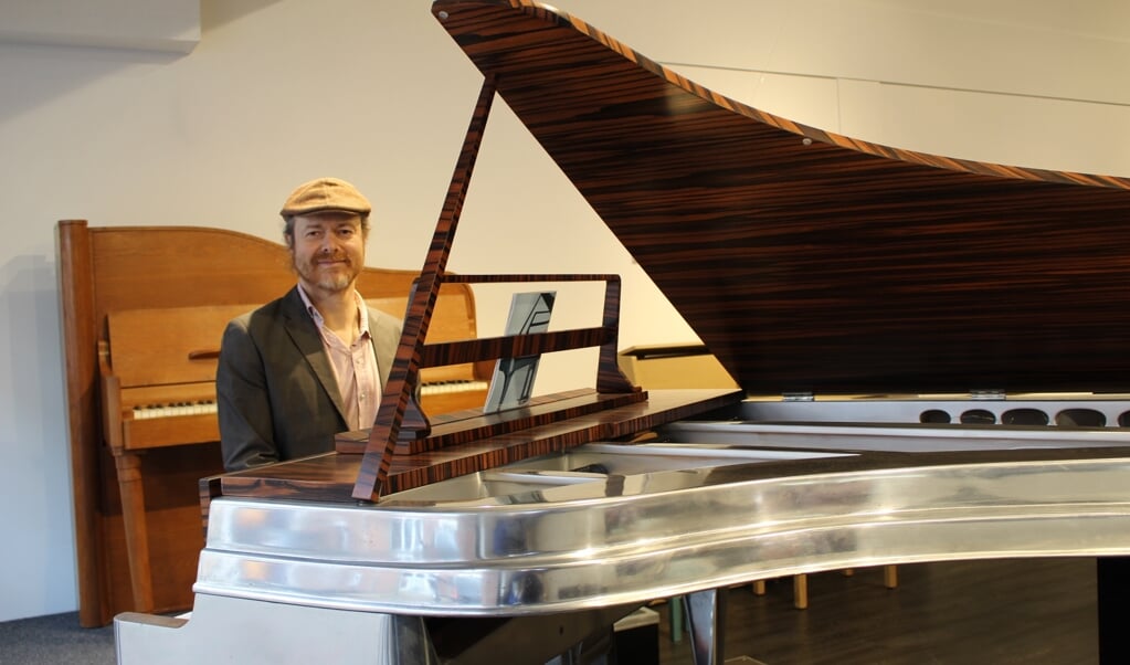 Mike de Laat met de twee bijzondere piano's (Foto: EvE) 