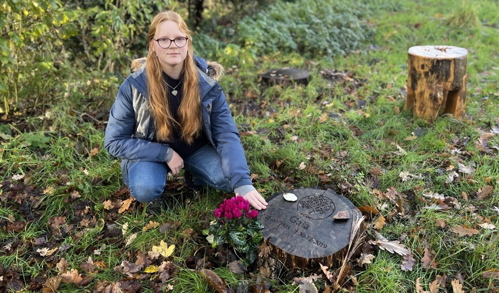 Nova bij het graf van haar zus Gaia op de natuurbegraafplaats van Hofwijk (Foto: CT)