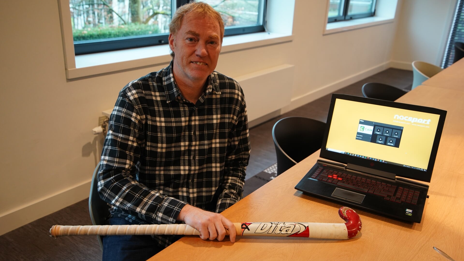 Met deze hockeystick heeft Carlo als laatste gespeeld (Foto: Guy van Rijn)