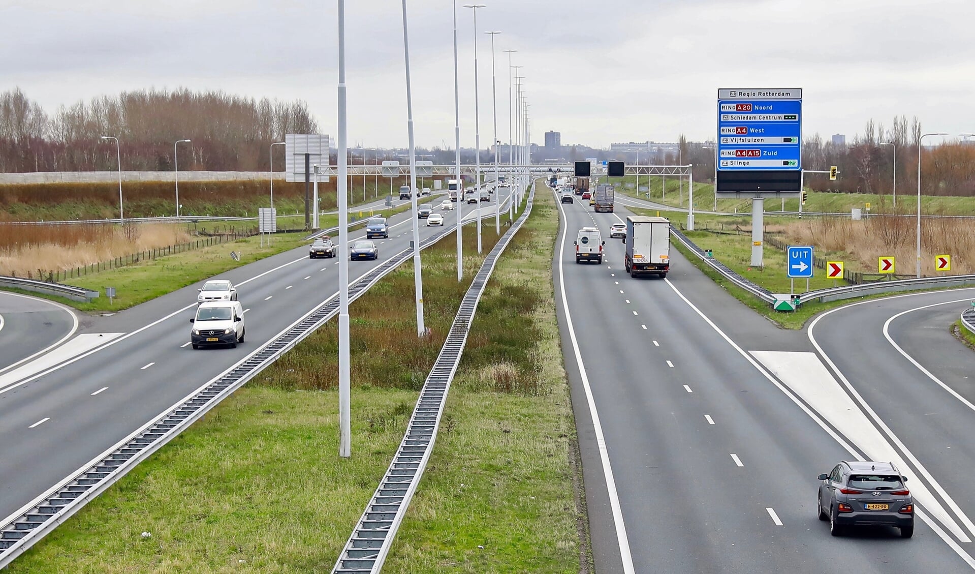 De A4 tussen Delft en Schiedam zal volgens de plannen van twee naar drie stroken per rijrichting gaan (Foto: Koos Bommelé)