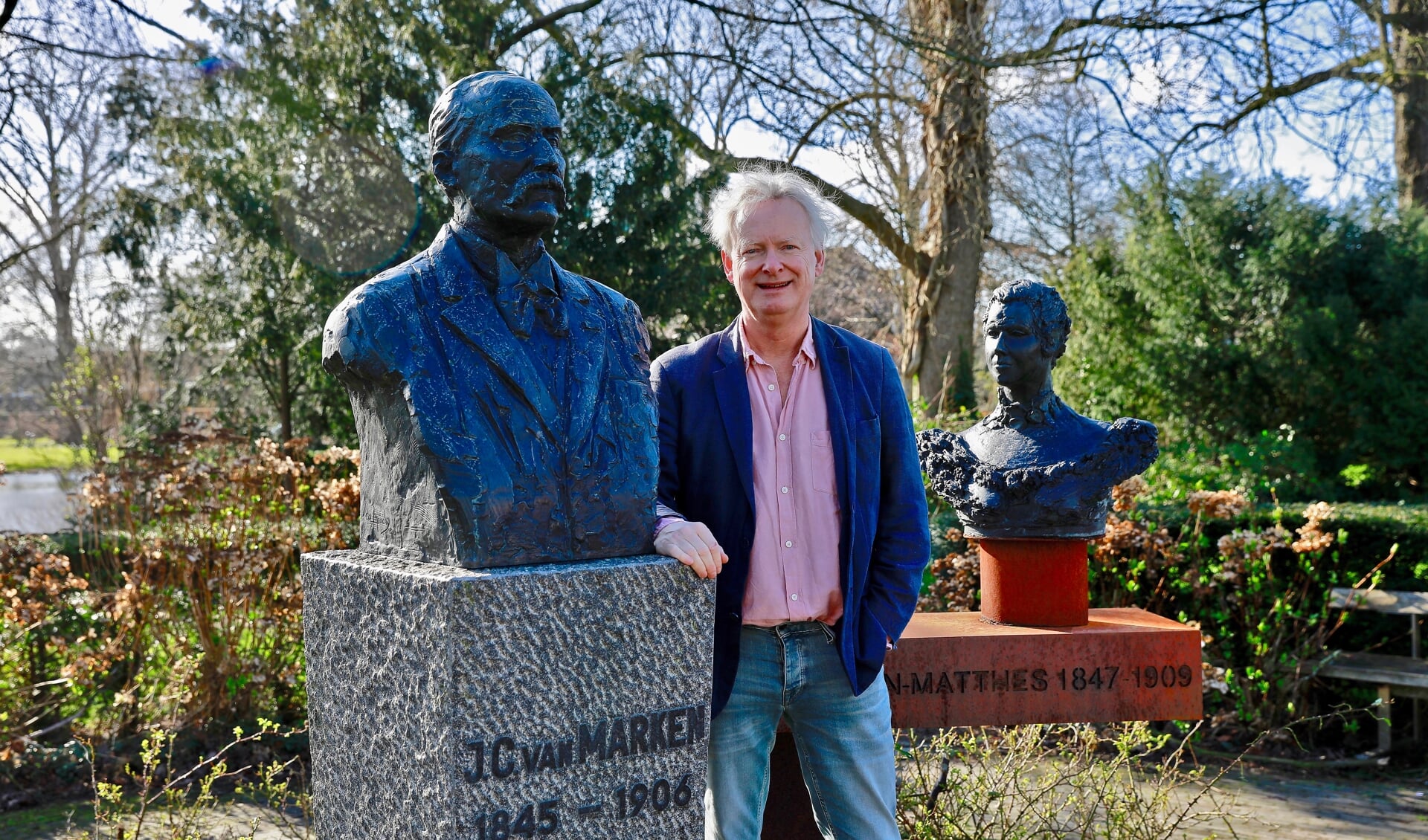 Lucas van Wees bij de standbeelden van Jacques van Marken en Agneta in het Agnetapark. (Foto: Koos Bommelé) 